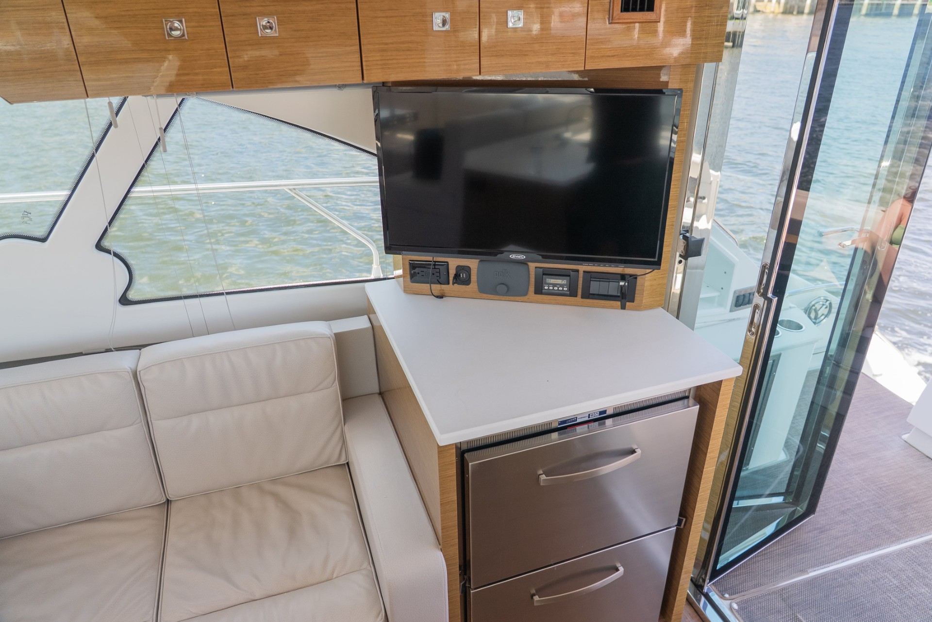 Yacht Photo 28